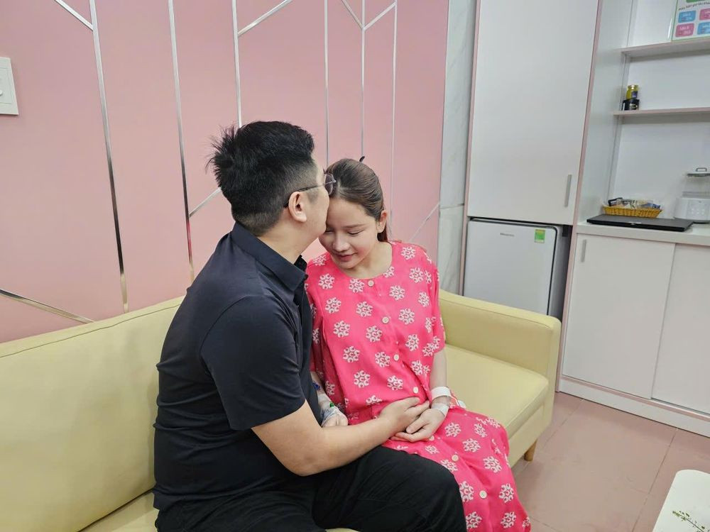 Vợ chồng sản phụ hạnh phúc vì con ổn định sau phẫu thuật (Ảnh: Nguyễn Thuận)