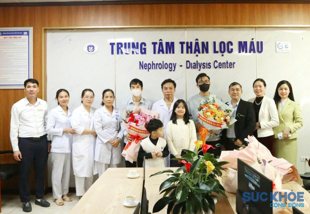 PGS.TS. Nguyễn Văn Sơn – Phó Giám đốc Bệnh viện tặng hoa chúc mừng hai người bệnh được ghép thận trong ngày ra viện (ảnh: ĐT)