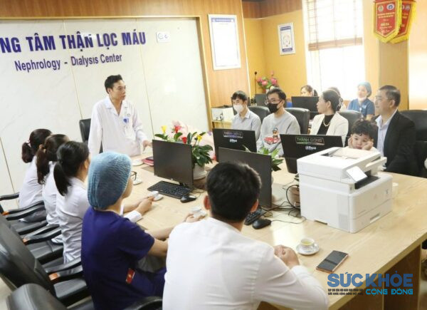 PGS.TS. Nguyễn Văn Sơn – Phó Giám đốc Bệnh viện chia sẻ tại chương trình
Đại diện gia đình người bệnh được ghép thận phát biểu tại chương trình ( ảnh: ĐT)
