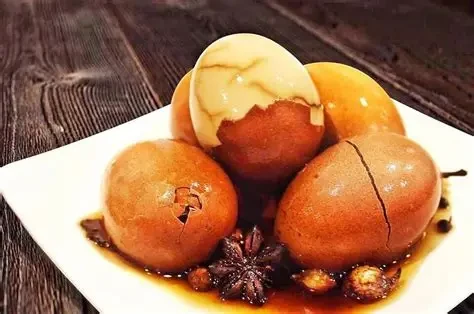 Trứng luộc nước trà là món ăn quen thuộc trong văn hóa Trung Hoa (Ảnh: Sưu tầm)