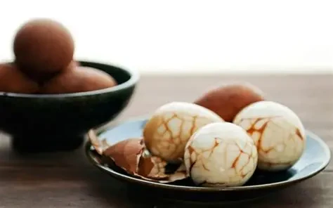Luộc trứng với nước trà giúp khử mùi tanh của trứng (Ảnh: Sưu tầm)