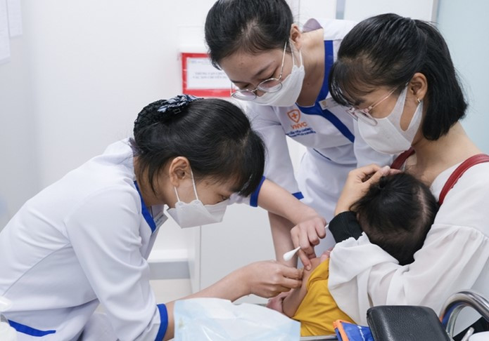 Tiêm vắc-xin phòng bệnh não mô cầu cho trẻ (Ảnh: VNVC)