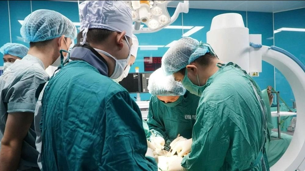 Ê-kíp các bác sĩ bệnh viện Nhân dân Gia Định cùng Bệnh viện Đa khoa Vũng Tàu đã phẫu thuật thành công cho bệnh nhân nam bị đa chấn thương phức tạp do TNGT (Ảnh: BVCC)