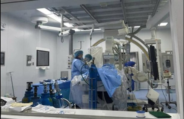 Ê-kíp can thiệp đặt stent động mạch vành cho bệnh nhân (Ảnh: BVCC)