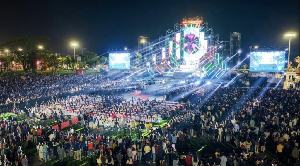 Chương trình Gia Lai Countdown rực rỡ sắc màu, ngập tràn ánh sáng (Ảnh: Nguyễn Dũng)