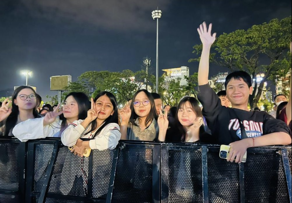 Anh Hà Anh Tuấn (bìa phải) cùng bạn bè đến theo dõi, cổ vũ tại Gia Lai Countdown (Ảnh: Phan Lài)