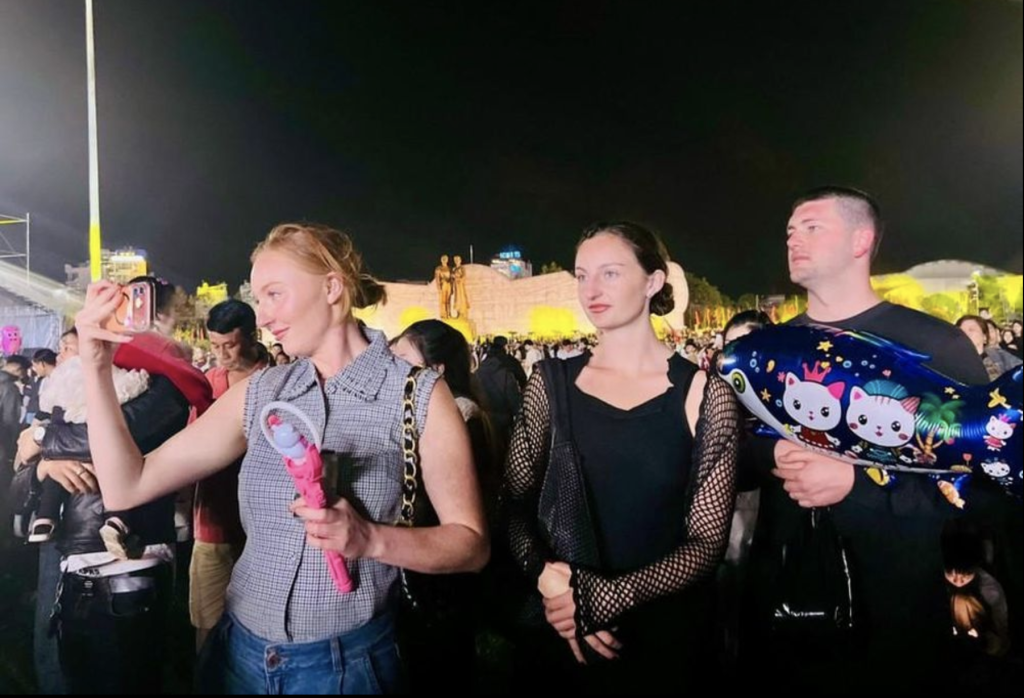 Chị Emma (bìa trái) cùng 2 người bạn đến Quy Nhơn du lịch và theo dõi chương trình Countdown (Ảnh: Phan Lài)