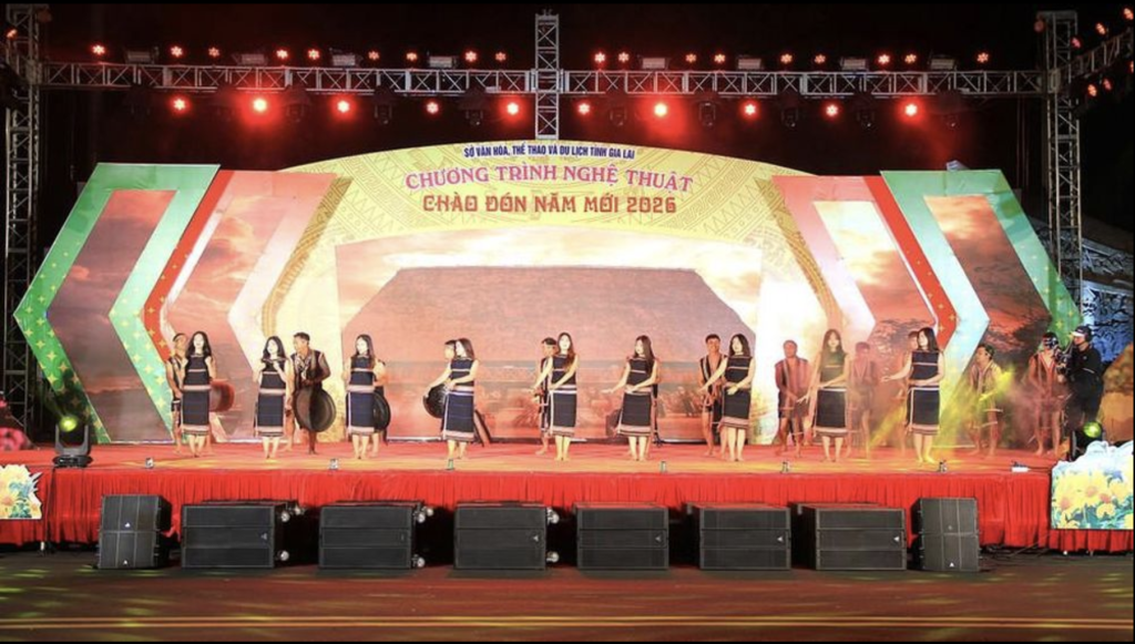 Tiết mục “Vui hội làng” do đội nghệ nhân cồng chiêng phường Pleiku và Diên Hồng mở màn cho chương trình nghệ thuật tại điểm cầu Quảng trường Đại Đoàn Kết (Ảnh: Hoàng Hoài)