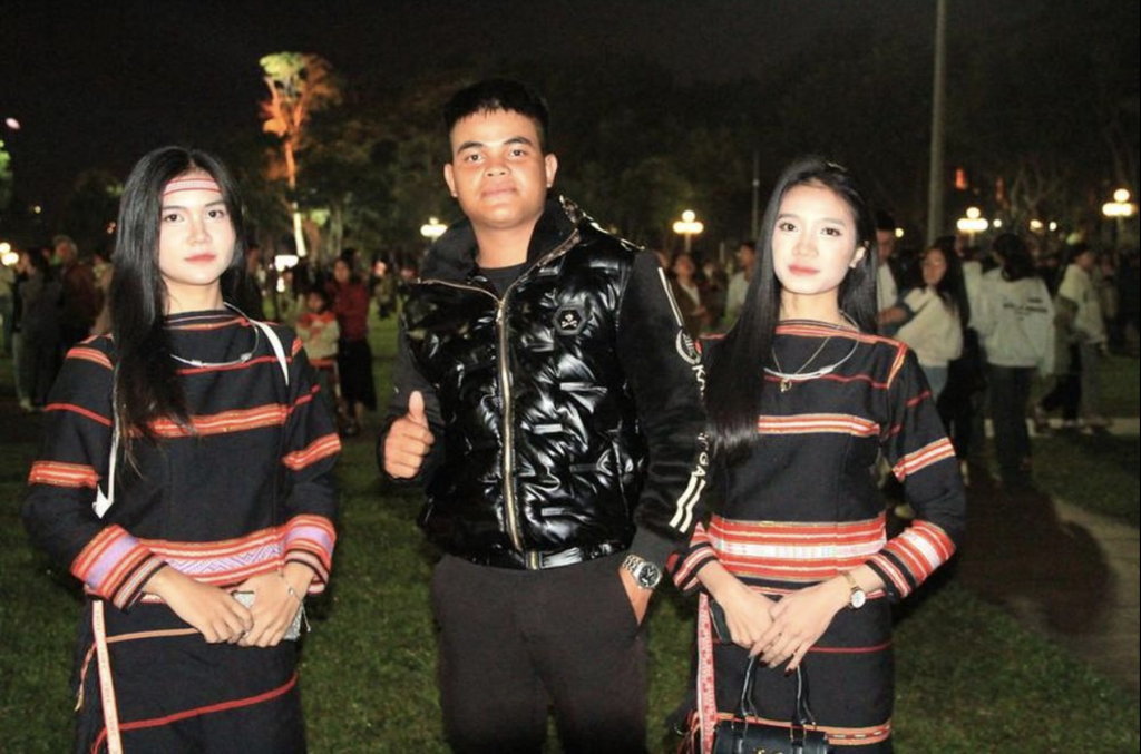 ạn Rah Lan H’vi (bìa phải) cùng nhóm bạn đến Quảng trường Đại Đoàn Kết (phường Pleiku) từ sớm để đón chờ các tiết mục trong chương trình nghệ thuật (Ảnh: Hoàng Hoài)