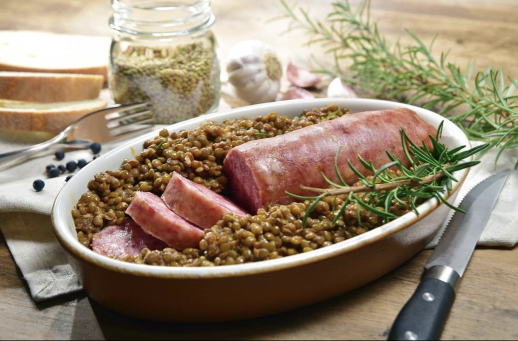 Món đậu lăng và xúc xích truyền thống trong mâm tiệc năm mới của người Italia (Ảnh: Thestarvingchef)