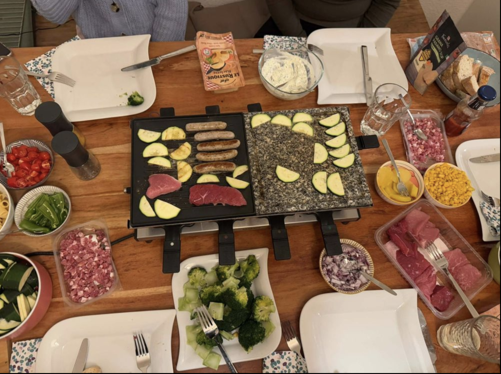 Vợ chồng chị Hồng và bạn bè thưởng thức món Raclette trong mâm tiệc năm mới (Ảnh: NVCC)