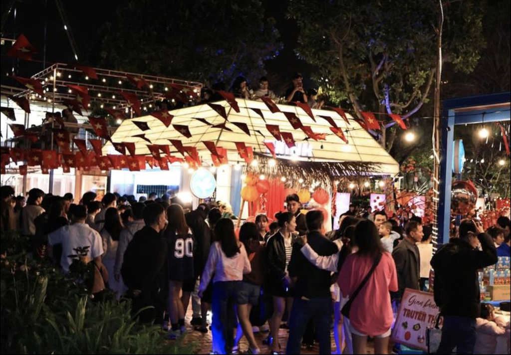Năm nay, Lễ hội chào năm mới được tổ chức ở nhiều địa điểm, mang lại một không gian lễ hội rộng mở (Ảnh: Diễm Phúc)