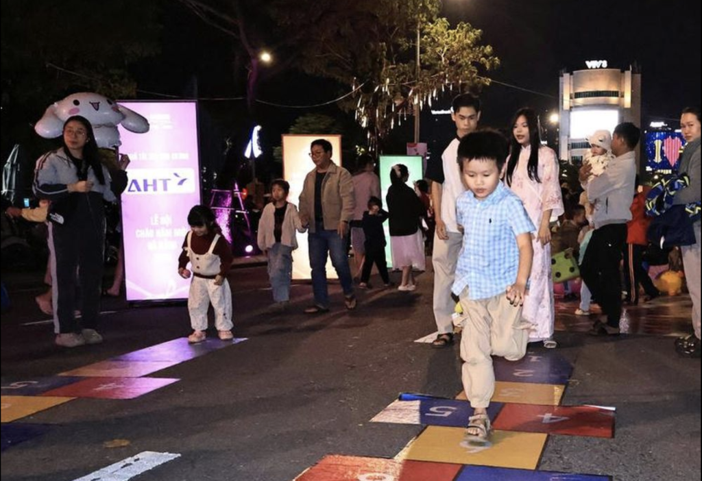 Người dân, đặc biệt là trẻ em, hào hứng tham gia các trò chơi được tổ chức tại tuyến phố đi bộ Bạch Đằng (Ảnh: Diễm Phúc)