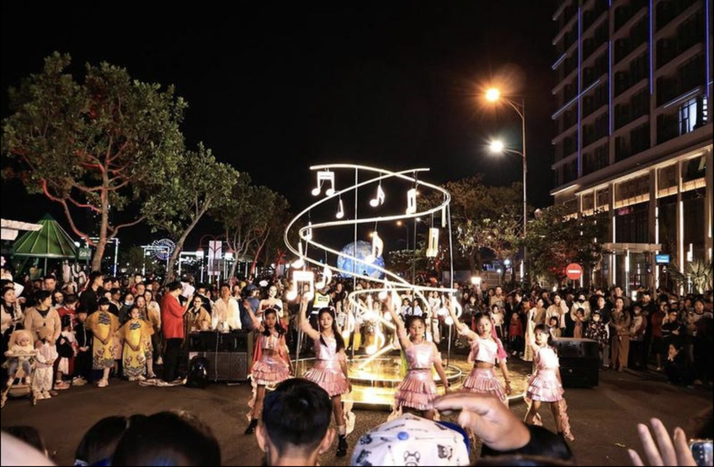Các trò chơi dân gian Việt Nam không chỉ thu hút người dân mà còn chính những du khách nước ngoài, góp phần lan tỏa nét đẹp văn hóa và hình ảnh du lịch Đà Nẵng đến với quốc tế (Ảnh: Diễm Phúc)