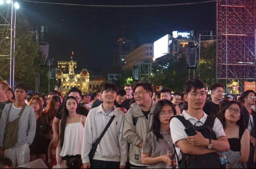 Người dân hòa mình vào những “bữa tiệc âm nhạc”, thưởng thức các màn trình diễn ánh sáng đặc sắc (Ảnh: TL)