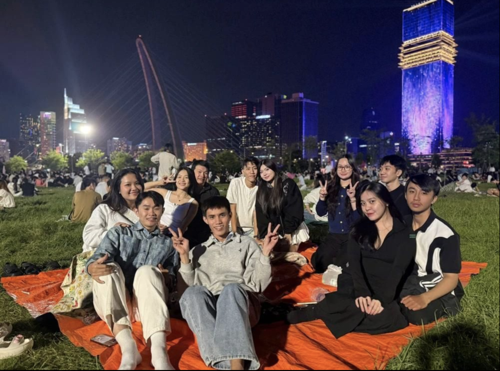 Người dân thường tụ tập, tổ chức tiệc tùng trong đêm giao thừa, còn tại các bãi biển bắn pháo hoa chào mừng năm mới (Ảnh: TL)