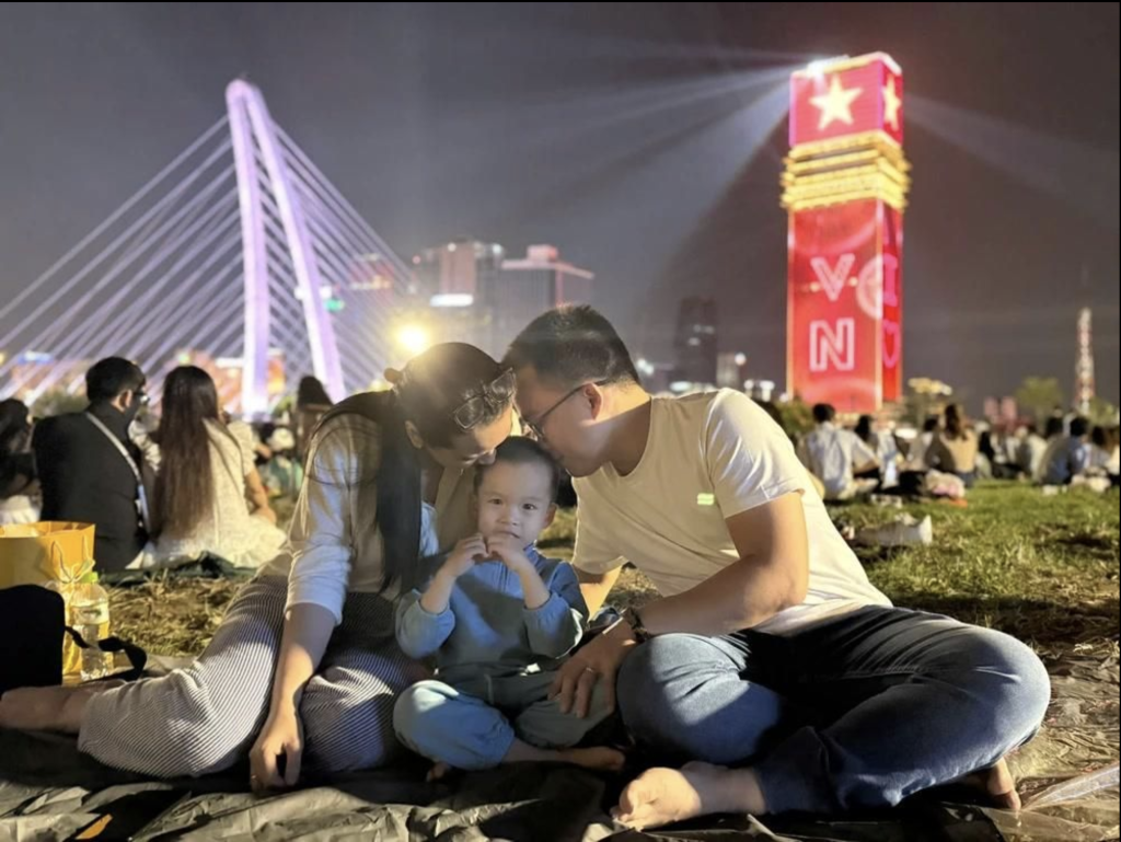 Gia đình cùng ghi lại khoảnh khắc chào năm mới (Ảnh: TL)