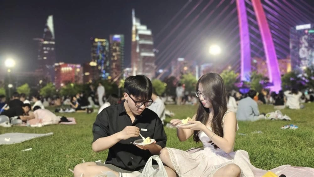 Người dân trải bạt, quây quần thưởng thức đồ ăn nhẹ tại Công viên Sáng tạo trong không khí rộn ràng đêm countdown, chờ đón thời khắc chuyển giao năm mới (Ảnh: TL)