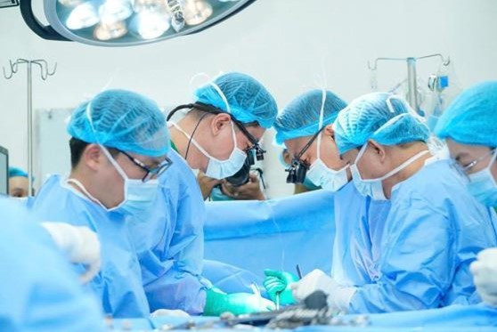 Ê-kíp y - bác sĩ thực hiện ca ghép tim cho bệnh nhân 15 tuổi (Ảnh: BVCC)