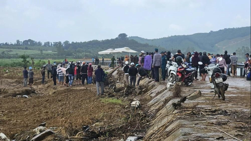 Đoạn bờ kè sông Ba bị đổ sập, đè 4 người tử vong (Ảnh: CTV)