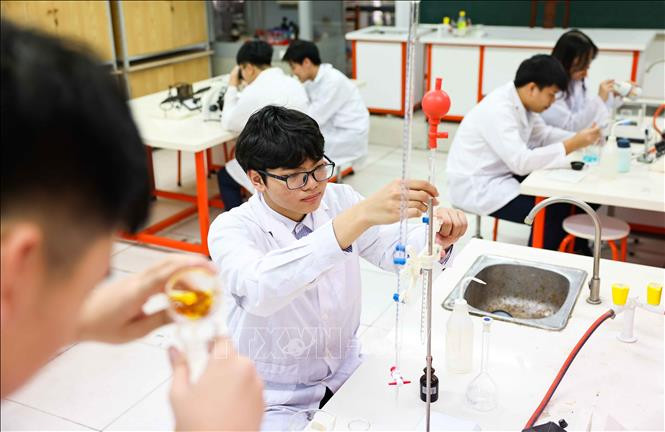 Bộ Chính trị ban hành Nghị quyết số 71-NQ/TW về đột phá phát triển giáo dục và đào tạo, khẳng định giáo dục và đào tạo là nhân tố quyết định tương lai của dân tộc, là động lực then chốt cho sự phát triển bứt phá của đất nước (Ảnh: Thanh Tùng/TTXVN)