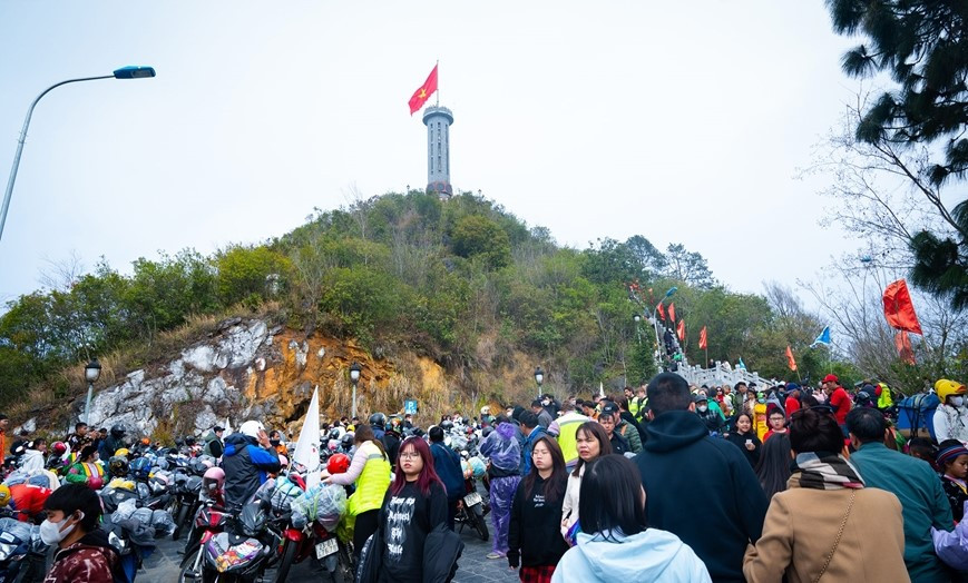 Cột cờ Lũng Cú (Đồng Văn, Hà Giang) là một trong những điểm đến thu hút rất nhiều du khách (Ảnh: T.H(