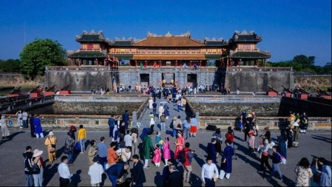 Khách đến tham quan, chụp ảnh Ngọ Môn sáng 1/1. Ảnh: Trung tâm bảo tồn di tích cố đô Huế (Ảnh: T.H)