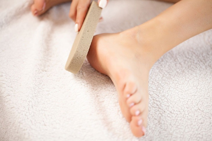 Làm ẩm đá bọt để tránh gây trầy xước (Ảnh minh họa)
