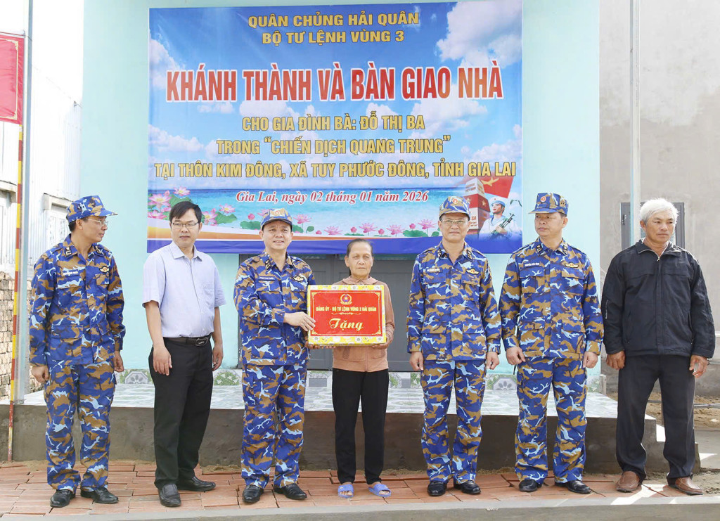 Vùng 3 Hải quân tổ chức khánh thành, bàn giao nhà cho gia đình bà Đỗ Thị Ba, thôn Kim Đông, xã Tuy Phước Đông, tỉnh Gia Lai (Ảnh: VGP)