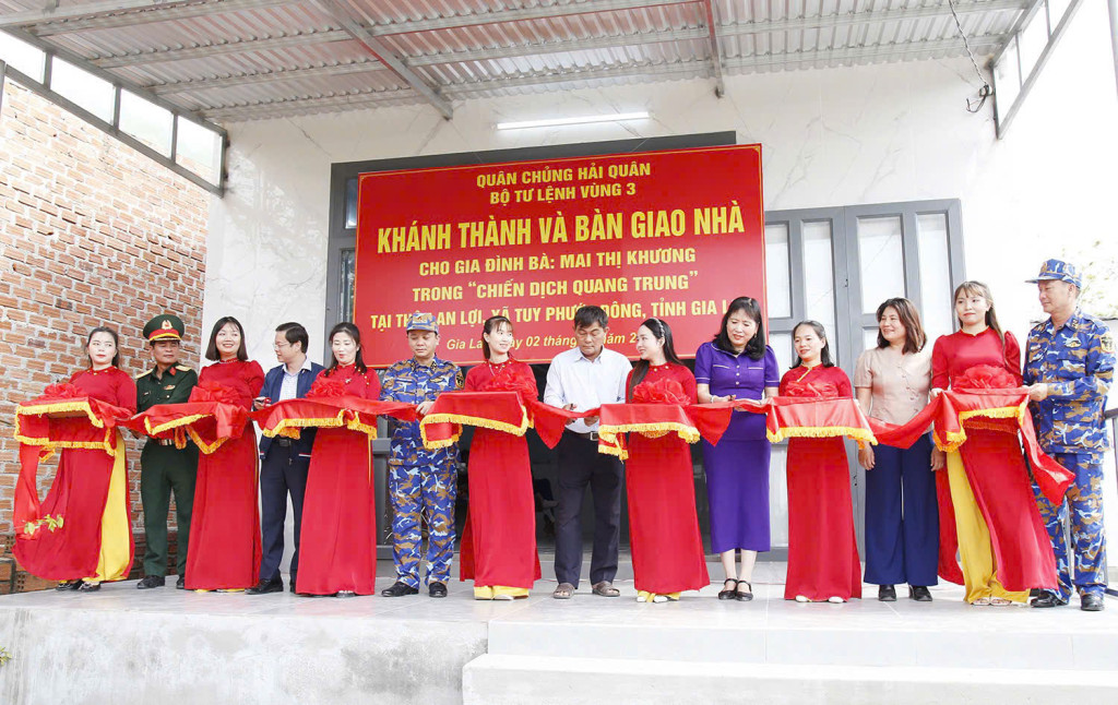 Lễ bàn giao nhà cho gia đình bà Mai Thị Khương (97 tuổi), trú tại thôn An Lợi, xã Tuy Phước Đông (Ảnh: VGP)