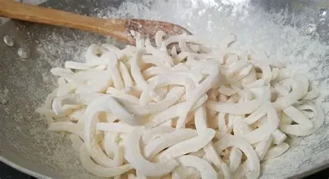 Từng miếng mứt dừa non ngọt dịu, béo nhẹ, ăn kèm trà nóng càng thêm tròn vị ngày xuân. (Ảnh: Sưu tầm)