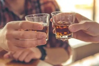 Việc ăn uống đầy đủ và uống rượu bia điều độ là yếu tố quan trọng giúp hạn chế nồng độ cồn tích tụ trong cơ thể. (Ảnh: Sưu tầm)