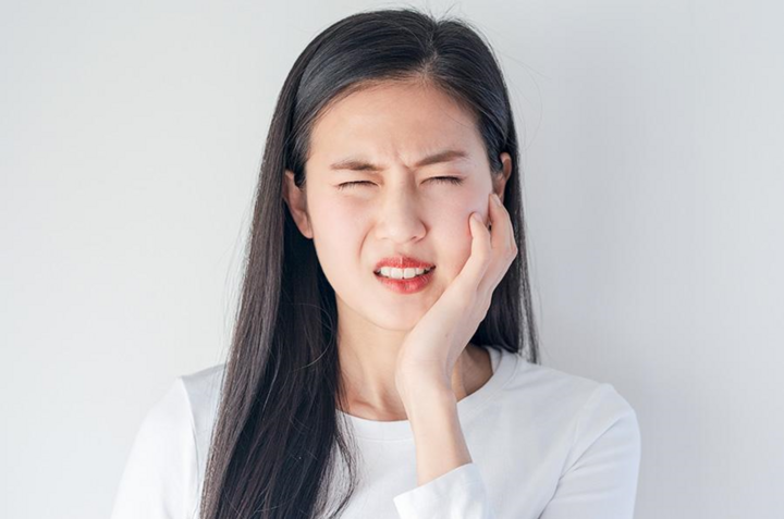 Mỏi hàm sau khi bọc răng sứ là tình trạng khá phổ biến, thường xuất hiện trong giai đoạn đầu cơ thể chưa kịp thích nghi. (Ảnh: Sưu tầm)