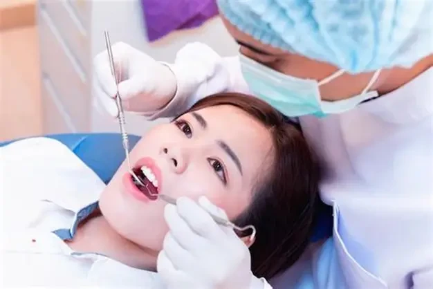 Nếu cảm giác mỏi hàm kéo dài hoặc đau tăng dần, người làm răng sứ nên sớm đến nha khoa để được kiểm tra và điều chỉnh kịp thời. (Ảnh: Sưu tầm)