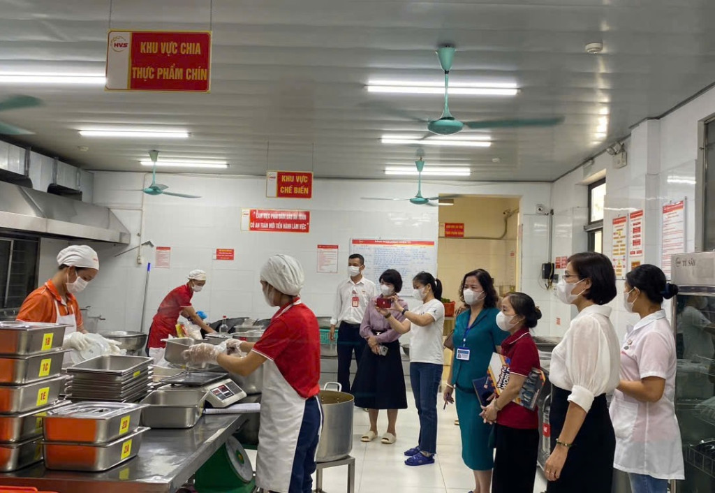 Đoàn kiểm tra an toàn thực phẩm luôn được nhà trường quan tâm