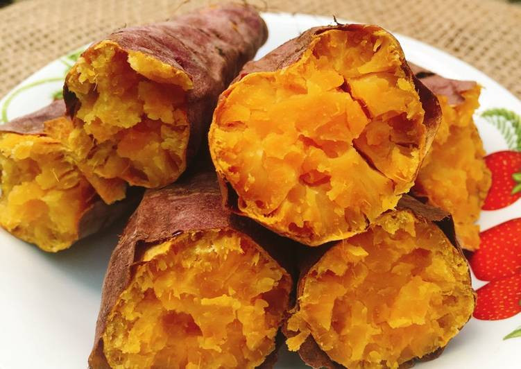 Nướng khoai lang mật bằng nồi cơm điện giúp khoai chín đều, giữ được độ ẩm, dẻo thơm và không bị khô như một số cách chế biến khác. (Ảnh: Sưu tầm)