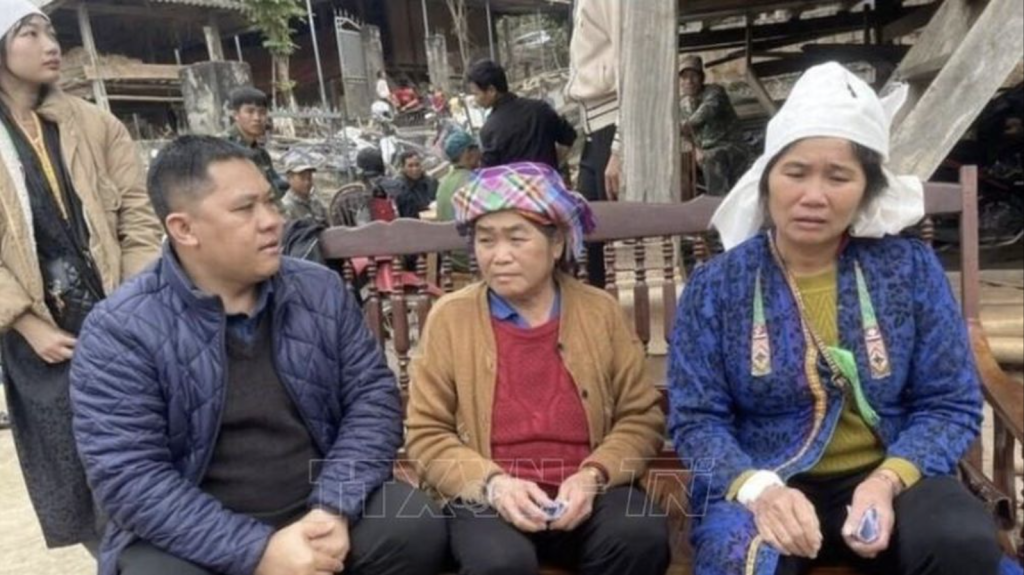 Lãnh đạo Ủy ban nhân dân xã Mường Giôn đến thăm hỏi, động viên gia đình các nạn nhân (Ảnh: TTXVN)