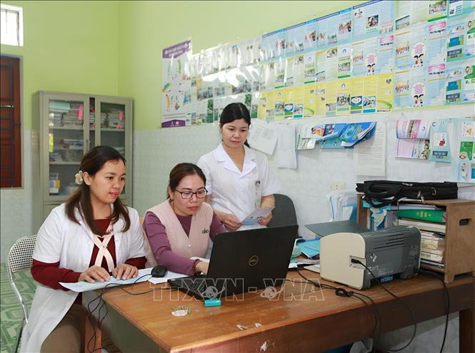 Trung tâm Y tế các xã miền núi Nghệ An đã đẩy mạnh tập huấn cho đội ngũ cộng tác viên dân số và nhân viên y tế thôn bản, giúp họ có đủ kiến thức để tư vấn trực tiếp cho người dân (Ảnh: Bích Huệ/TTXVN)