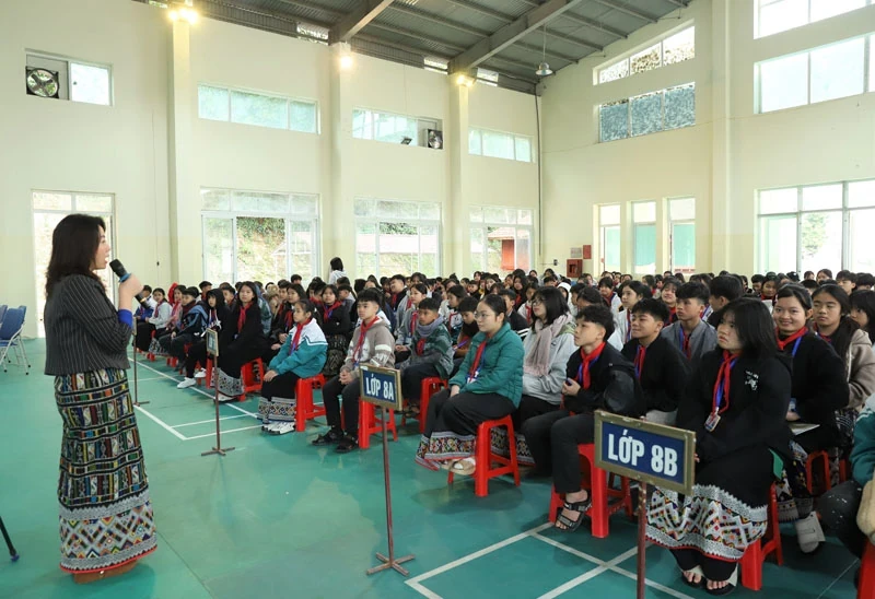 Một buổi truyền thông phòng, chống tác hại thuốc lá tại Trường Phổ thông Dân tộc nội trú THCS Quan Sơn (Ảnh: Hà Phương)