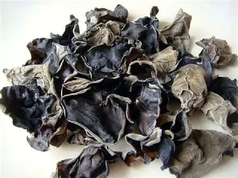 Mộc nhĩ khô sau khi ngâm nước lạnh và sơ chế đúng cách vừa an toàn, vừa giữ được độ giòn và hương vị đặc trưng. (Ảnh: Sưu tầm)