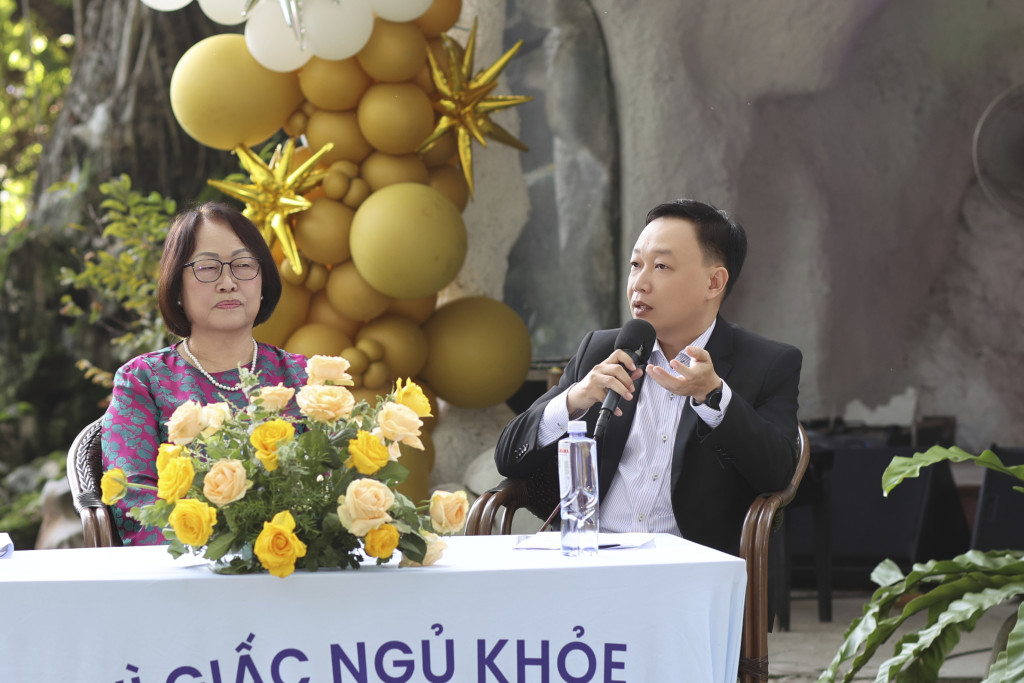 TS.BS Trần Đức Sĩ và Nghệ nhân ẩm thực Bùi Thị Sương chia sẻ trong buổi Café doanh nhân 