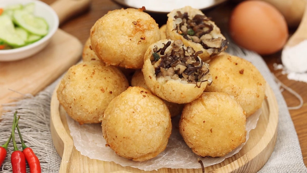Bánh rán mặn nóng hổi với lớp vỏ giòn rụm, nhân thịt đậm đà là món quà chiều quen thuộc trong những ngày đông. (Ảnh: Sưu tầm)