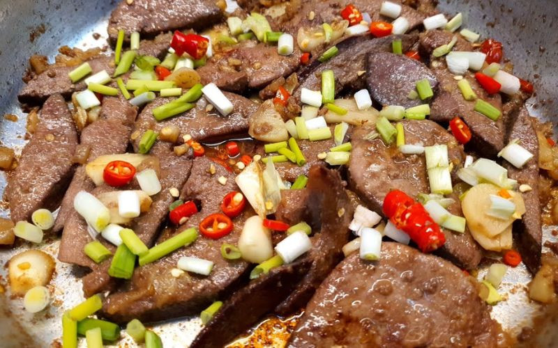Gan lợn là nguồn cung cấp vitamin A và sắt dồi dào, nhưng chỉ phát huy lợi ích khi được sử dụng đúng cách. (Ảnh: Sưu tầm)