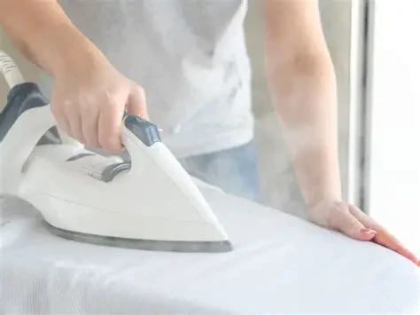 Chỉ với nước nóng, bàn ủi hoặc một chút khéo tay, chiếc áo phông cũ có thể được “hồi sinh” và giữ form gọn gàng hơn. (Ảnh: Sưu tầm)