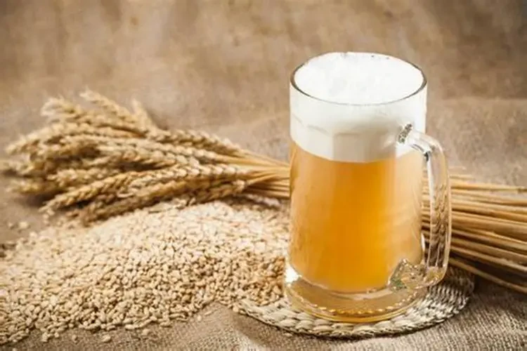 Bia được nhiều người áp dụng như một nguyên liệu tự nhiên giúp hỗ trợ giảm gàu và nuôi dưỡng da đầu khỏe mạnh. (Ảnh: Sưu tầm)