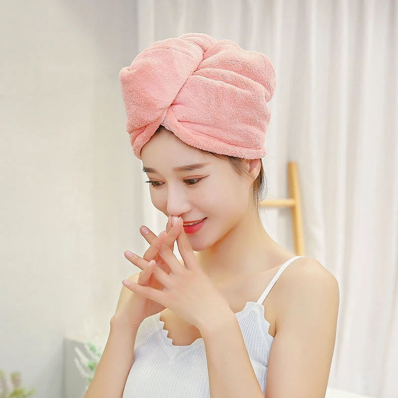Quấn tóc bằng khăn sợi nhỏ hoặc áo thun cotton giúp thấm nước nhanh, hạn chế hư tổn do ma sát. (Ảnh: Sưu tầm)