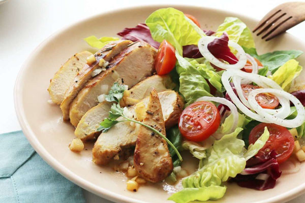Salad ức gà thanh mát, giàu protein, phù hợp cho bữa ăn nhẹ hoặc thực đơn eat clean hằng ngày. (Ảnh: Sưu tầm)