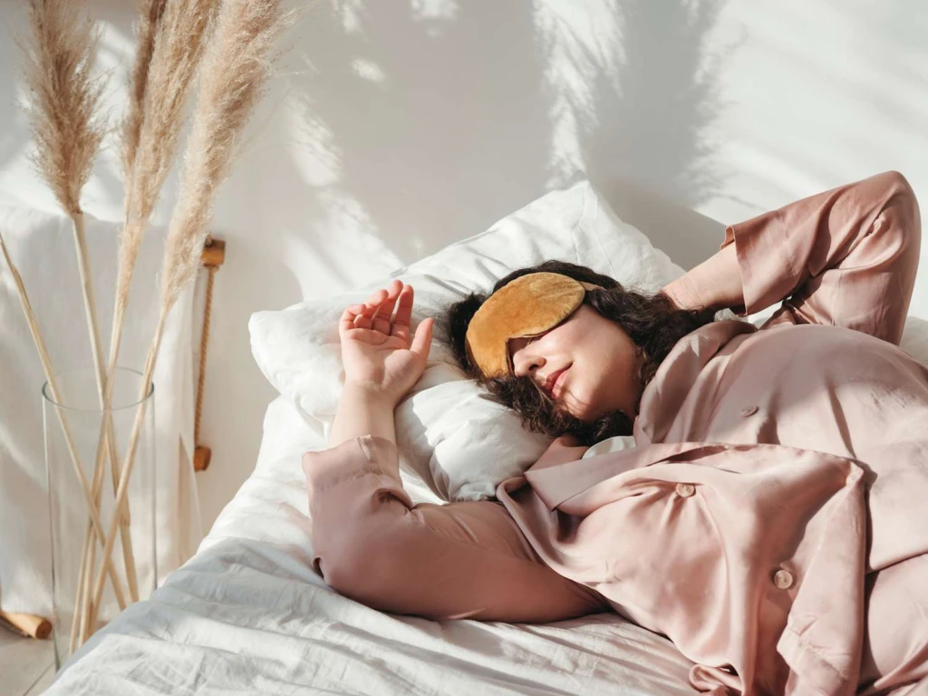 Đeo bịt mắt giúp dễ vào giấc ngủ hơn (Ảnh minh họa)