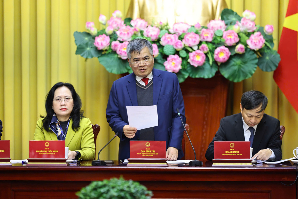 Phó Chủ nhiệm Văn phòng Chủ tịch nước, Trợ lý Chủ tịch nước Cấn Đình Tài, chủ trì Họp báo (Ảnh: VGP/Đức Tuân)