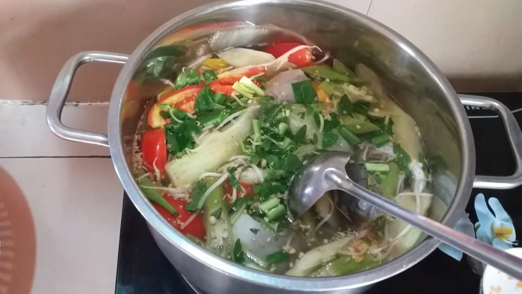 Nồi nhôm dễ phản ứng với thực phẩm có tính axit như canh chua, cà chua, làm tăng nguy cơ ảnh hưởng đến sức khỏe. (Ảnh: Sưu tầm)